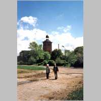 111-1448 Wehlau, das Ehepaar Apsel auf dem Pflaster am Steintor.jpg